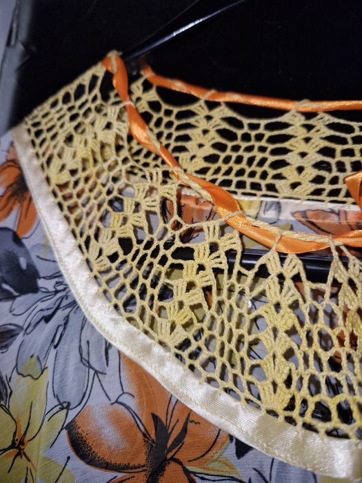 Bluză florală tip poncho cu detalii handmade