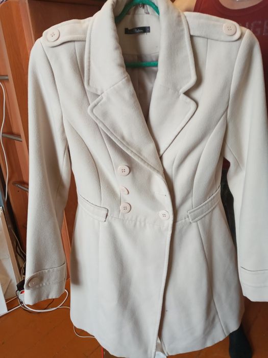 Полупальто осеннее. Белого цвета