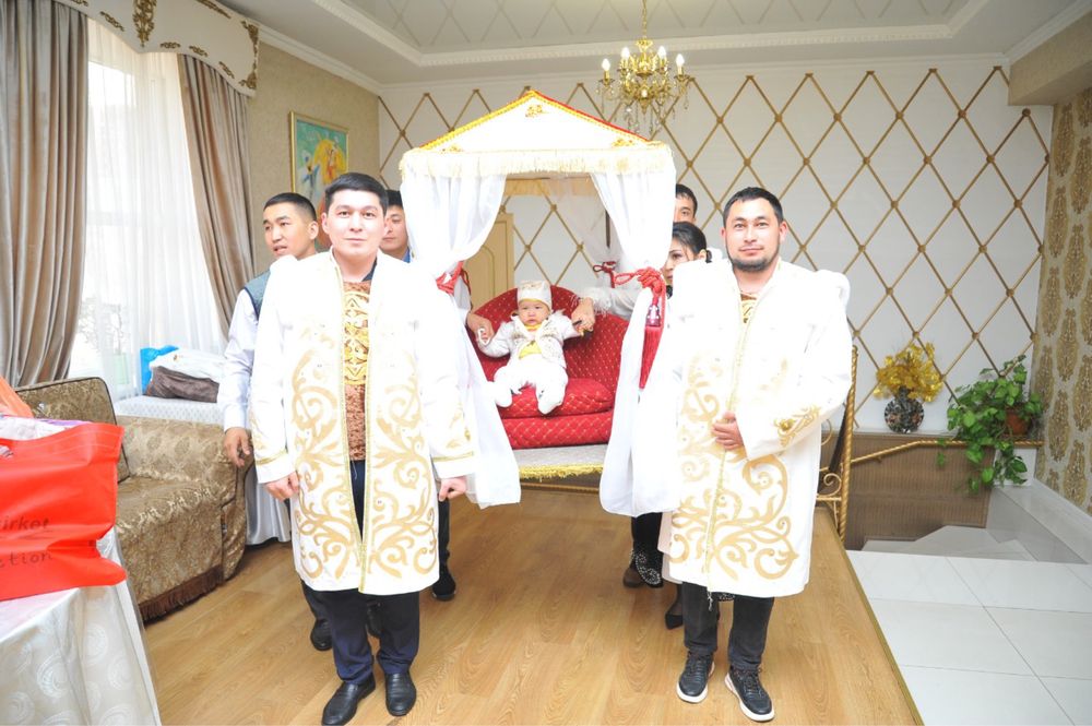 Трон Тусау кесер, Сундет той