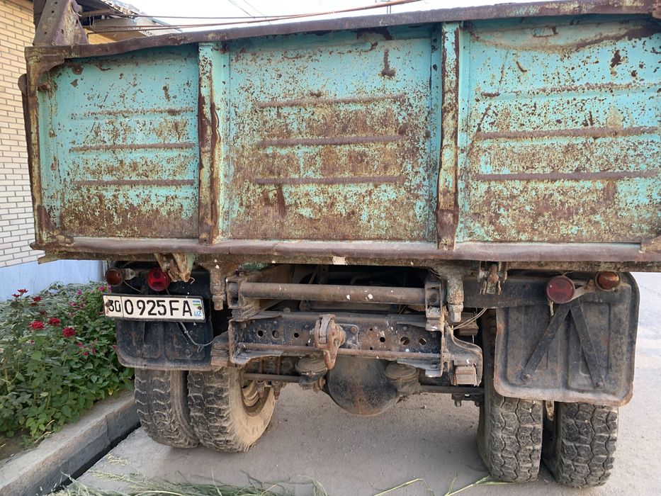 Zil mashinasi sotiladi