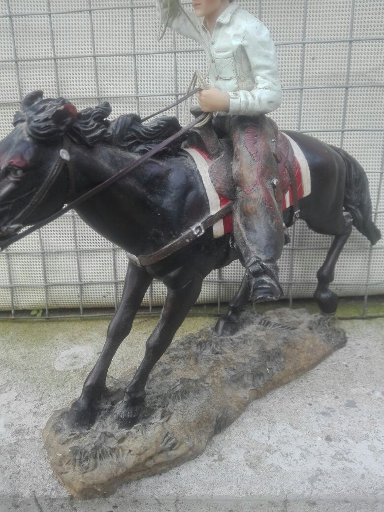 Статуя на каубой на кон „Горещо преследване”  Статуя от Смола