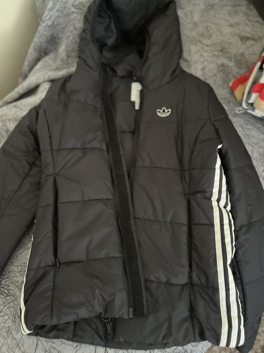 Яке Adidas и сандали REPLAY