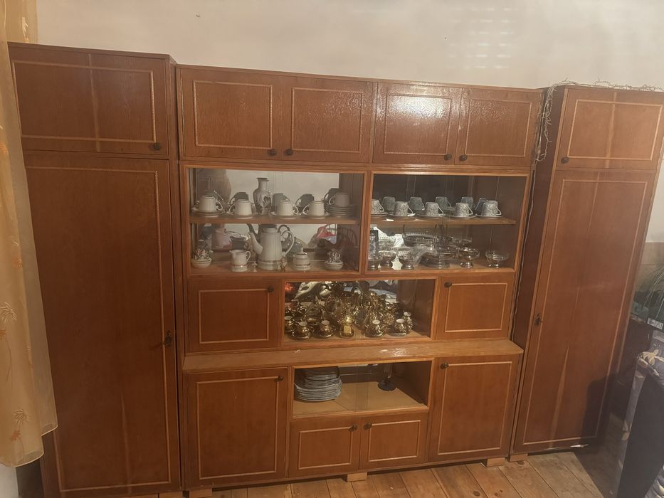Mobila sufragerie cu vitrina si in spate oglina, in stare foarte buna