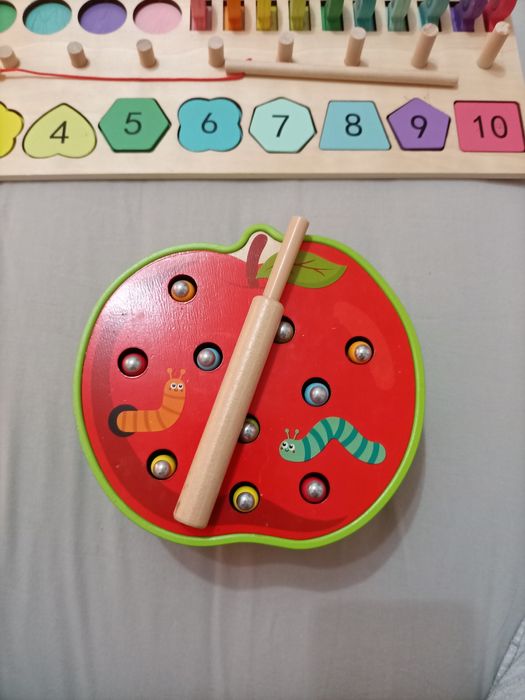 Дървени пъзели+дървена ябълка с магнитни червейчета