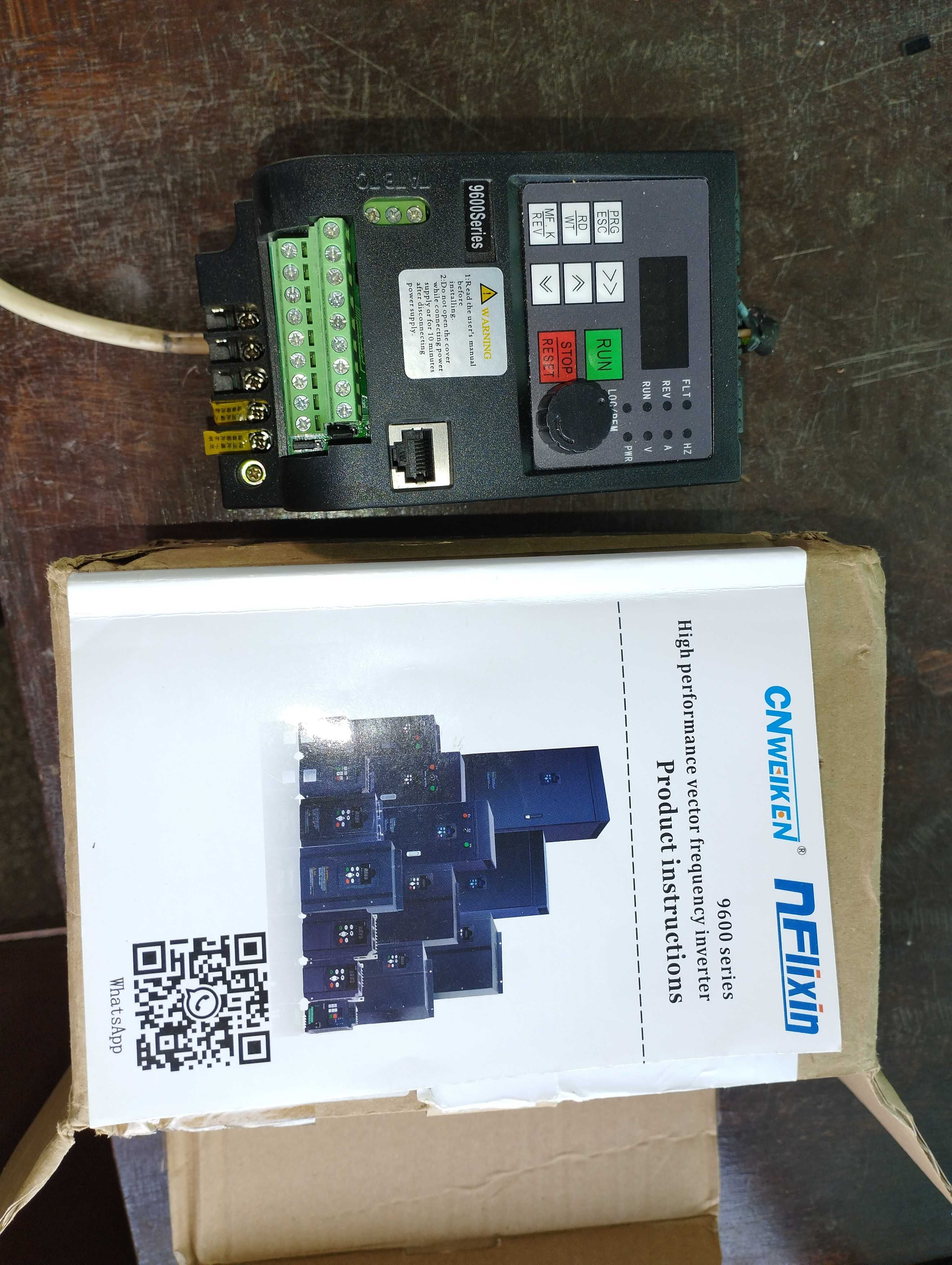 Честотен инвертор
Вход 1 фаза 220в
Изход 3 фази 220в
2.2 kW