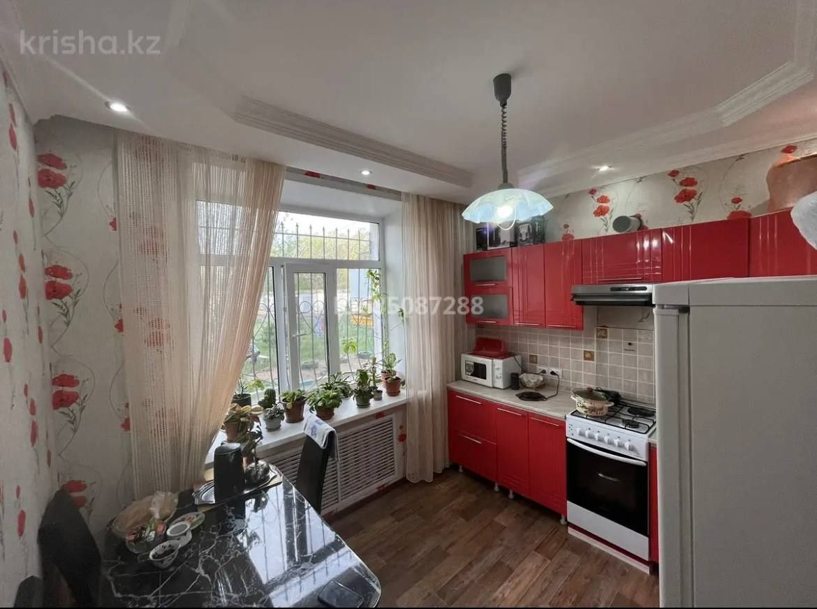 Срочно! Продается 2х комн квартира  в центре г.Абай!