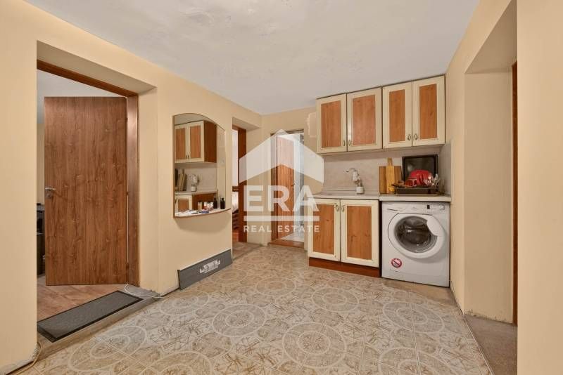 Тристаен, завършен до ключ апартамент за продажба, в горната част на к