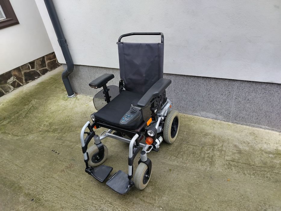 Cărucior scaun electric pentru persoane cu dizabilități