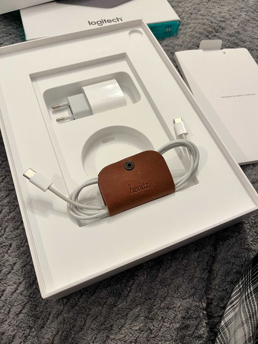 Ipad Air 5 (2022) + Apple Pencil cu Rezerve + Logitech Combo Touch