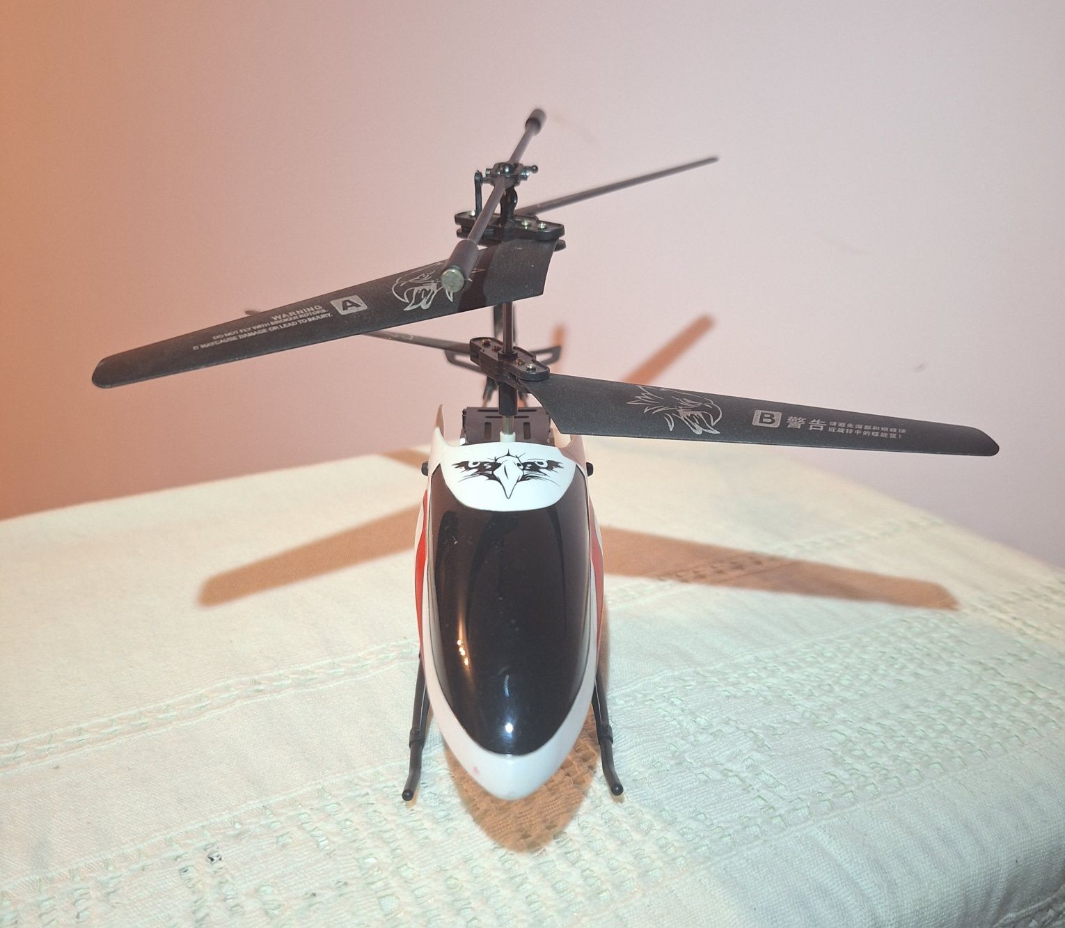 Elicopter drona fără telecomanda