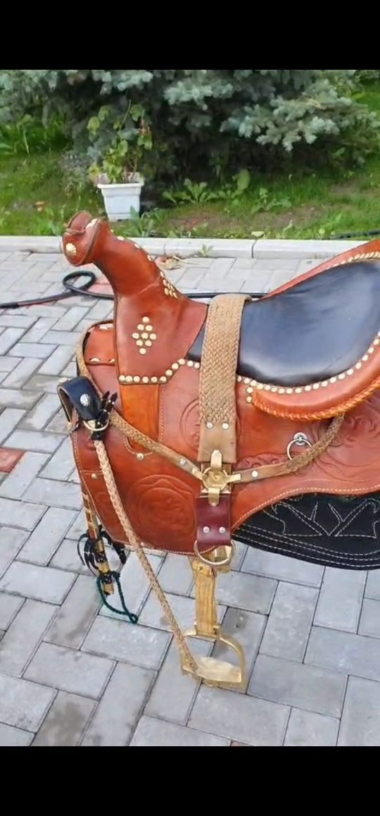 Седло кожанное, отличного качества.