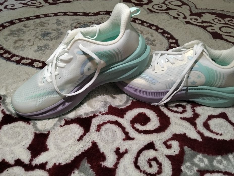 Кроссовки новые легкие в хорошем качестве