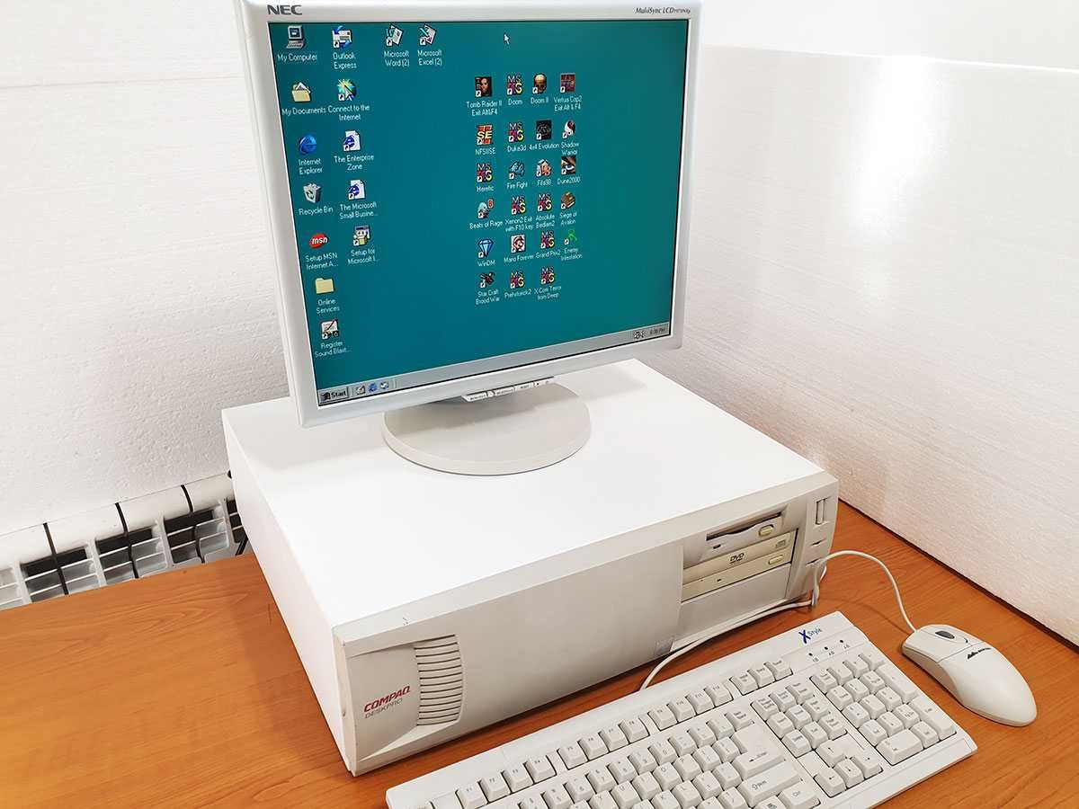 Продавам ретро компютър COMPAQ с инсталиран Windows 98