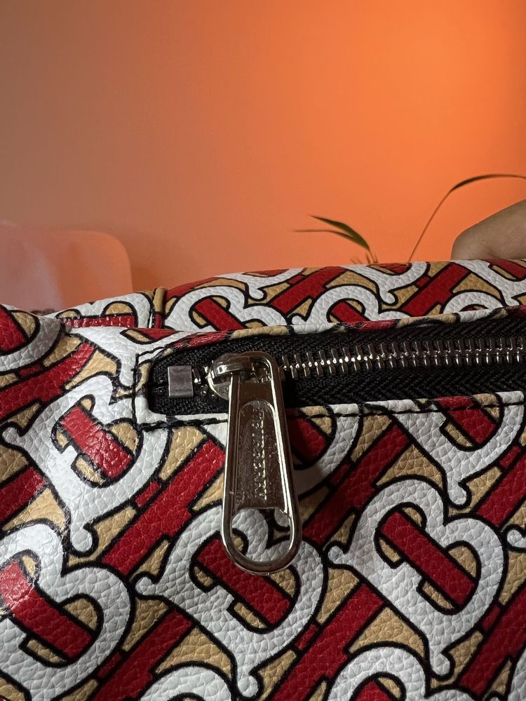 OFERTA Borseta Piept Burberry Rosu-Albastru Calitate Premium