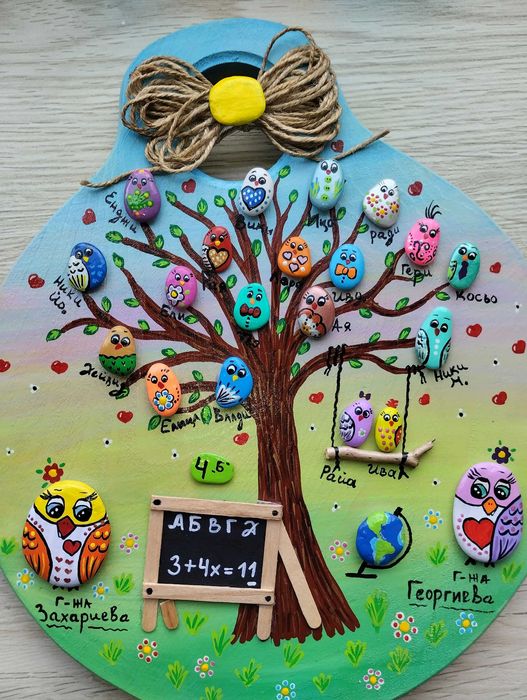 Ръчно рисувани картини, декорация с морски камъчета, пана за учители.