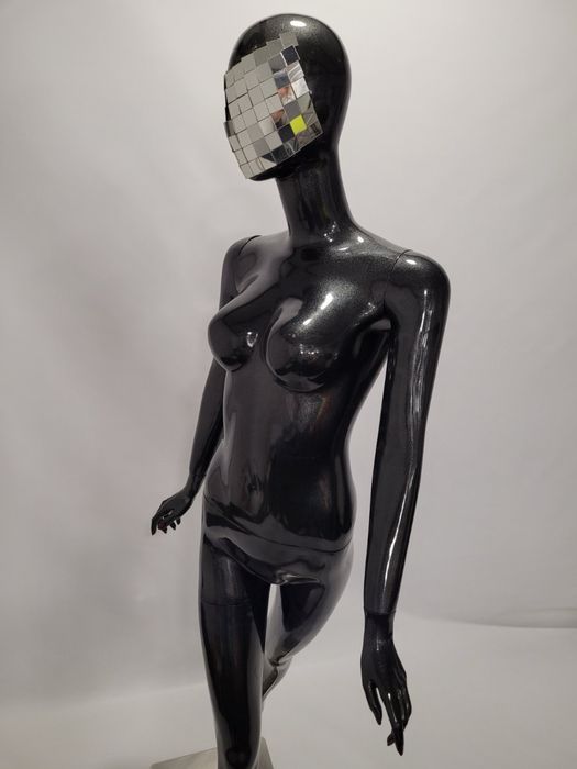 Манекен дама черен гланц