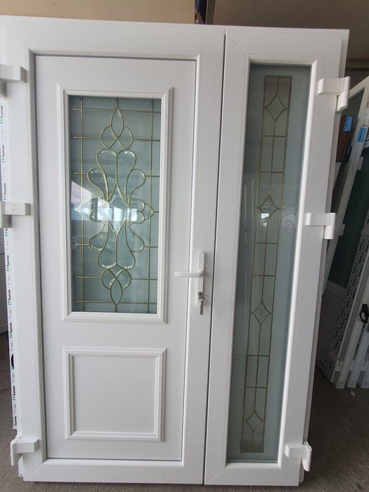 Usa de intrare premium cu  6 camere si trei sticle disponibil pe stoc