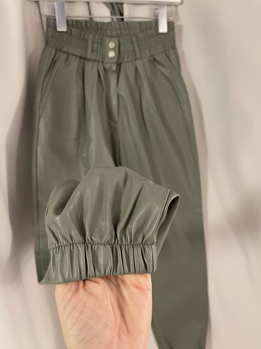 Зелен кожен панталон с ластик