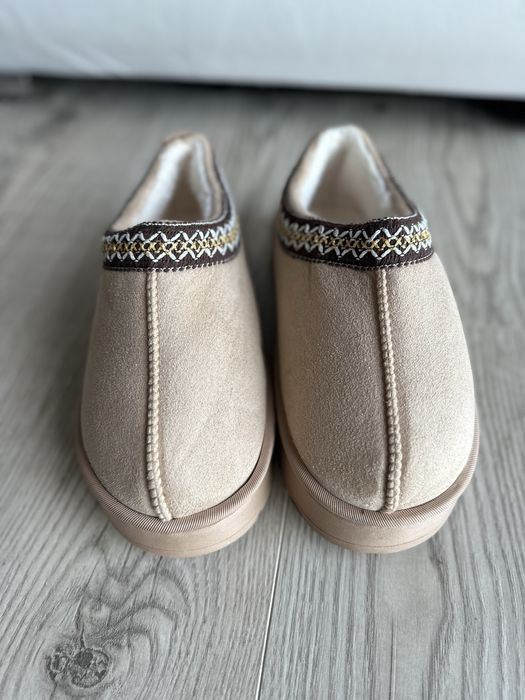 Model incaltaminte similar cu ugg