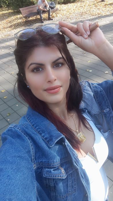 Ofer Servicii de Make up Stilizare sprâncene Manechiura și Pedichiură