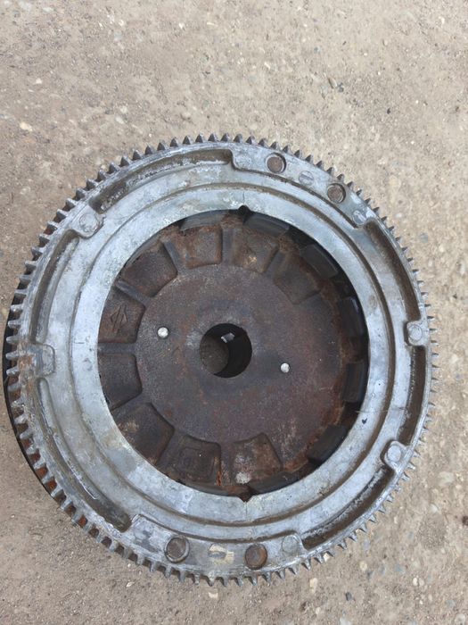 Volanta marca briggs stratton pentru tractor de tuns gazon.