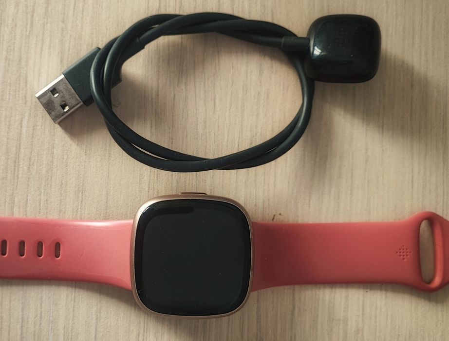 Fitbit Versa 4 pink