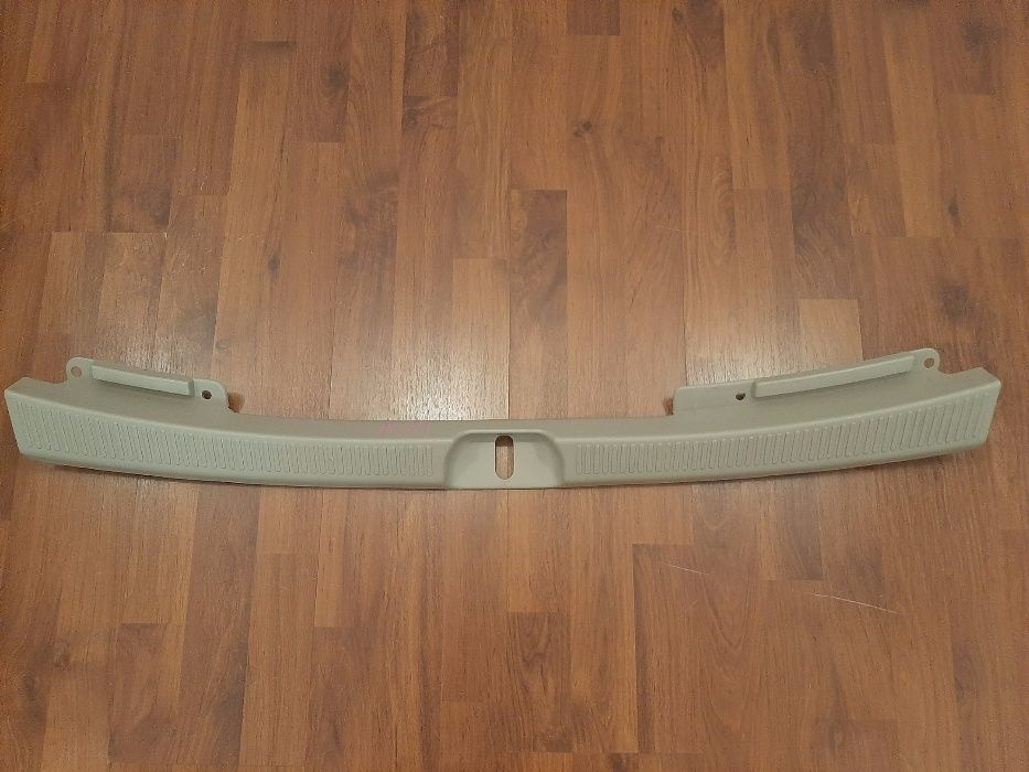 Продам Накладка замка багажника на Lexus RX300 Toyota Harrier