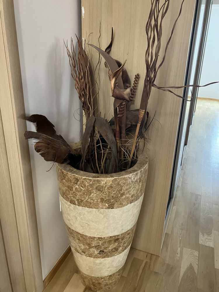 Vaza decorativa impreuna cu elemente de decor