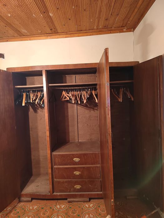 Стар гардероб трикрилен от орех