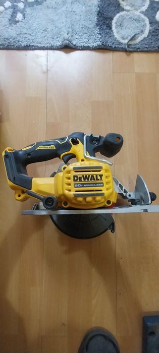Vând circular de mânã Dewalt 20v cu acumulatori .