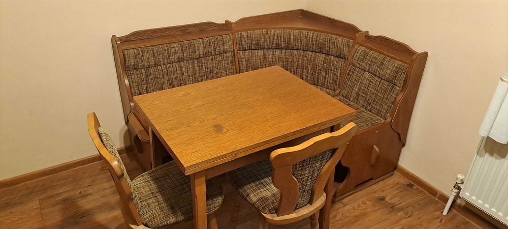 Colțar de bucatarie+masa extesibila+2 scaune