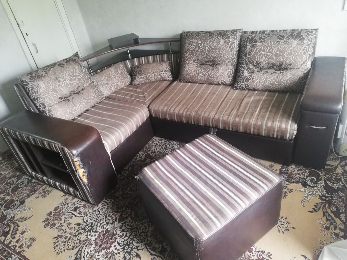 Угловой  диван с пуфиком