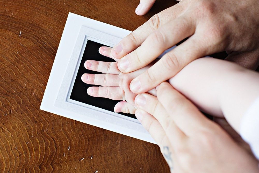 Подложка за отпечатък на бебешки крачета и ръчички.