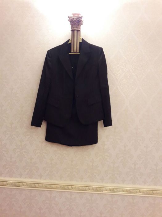 Офисный шерстяной костюм тройка .