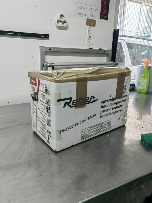 Винтова машина за домати