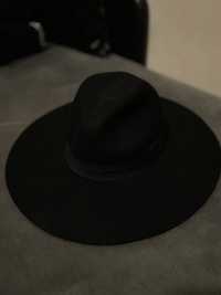 Черна шапка Bershka