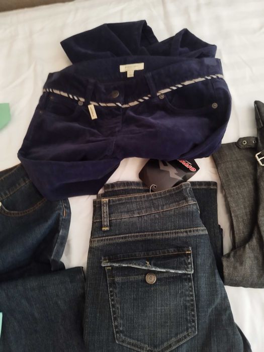 Blugi dama și bărbat fără a fi purtate sunt noi