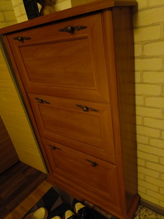 Продаётся обувница из дерева высокая и тонкая