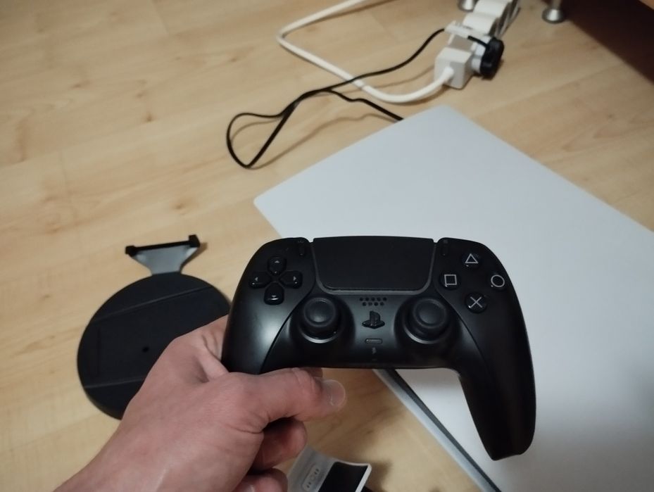 Playstation 5 отличен с два контролера и игри