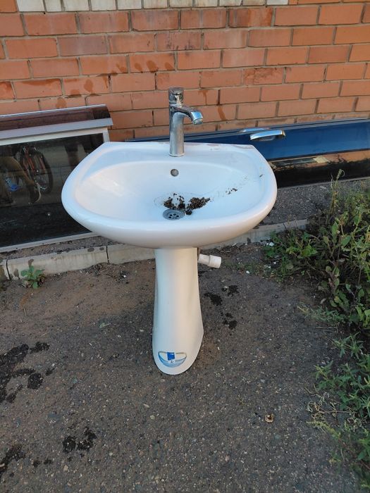 Продам раковину с тумбой