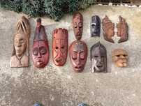 Lot de 10 măști sculptate în lemn