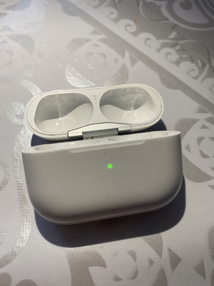 AirPods Pro case 3 100% оригинал продаю только кейс