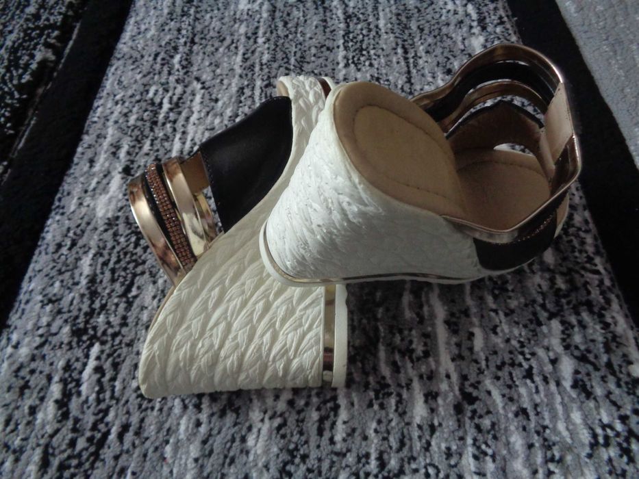 Vand saboti cu platforma.