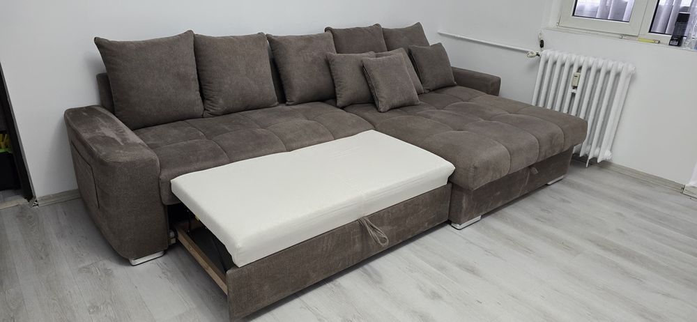 Coltar extensibil impecabil cu spațiu depozitare (perne incluse)