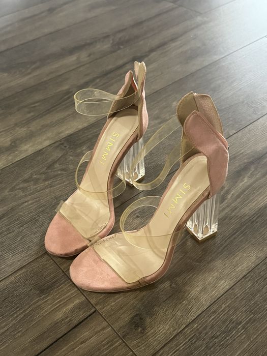 Розовые босоножки с прозрачным кублуком