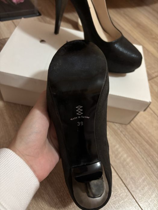 Брокатени черни токчета