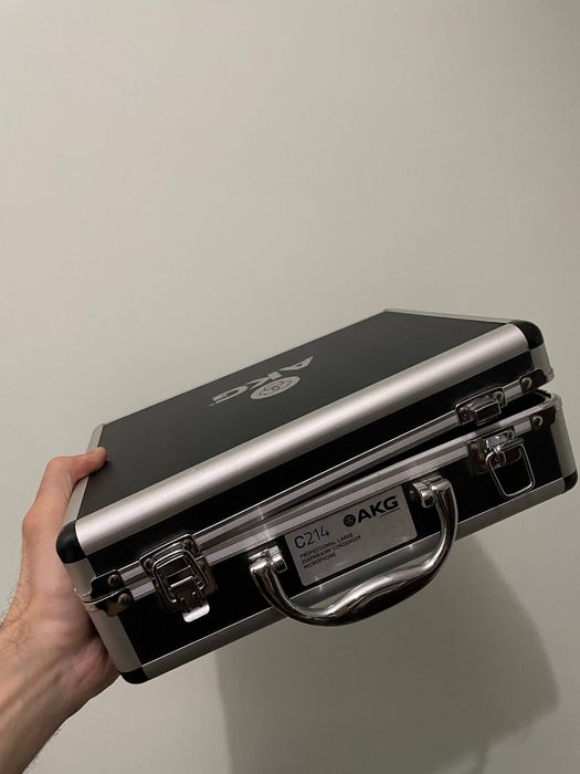 AKG C214

AKG C214 Студийный конденсаторный микрофон