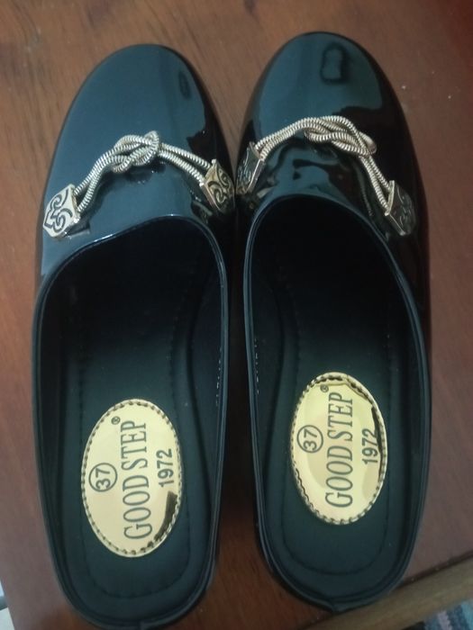 Обувь женская четыре пары за 240000.