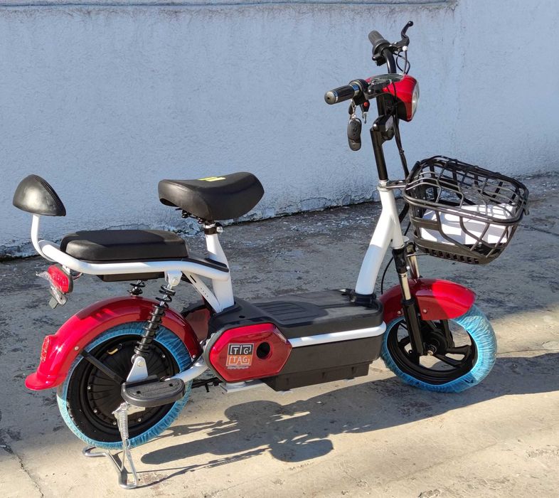 Електрически скутер с 350 вата безчетков мотор червен цвят В12