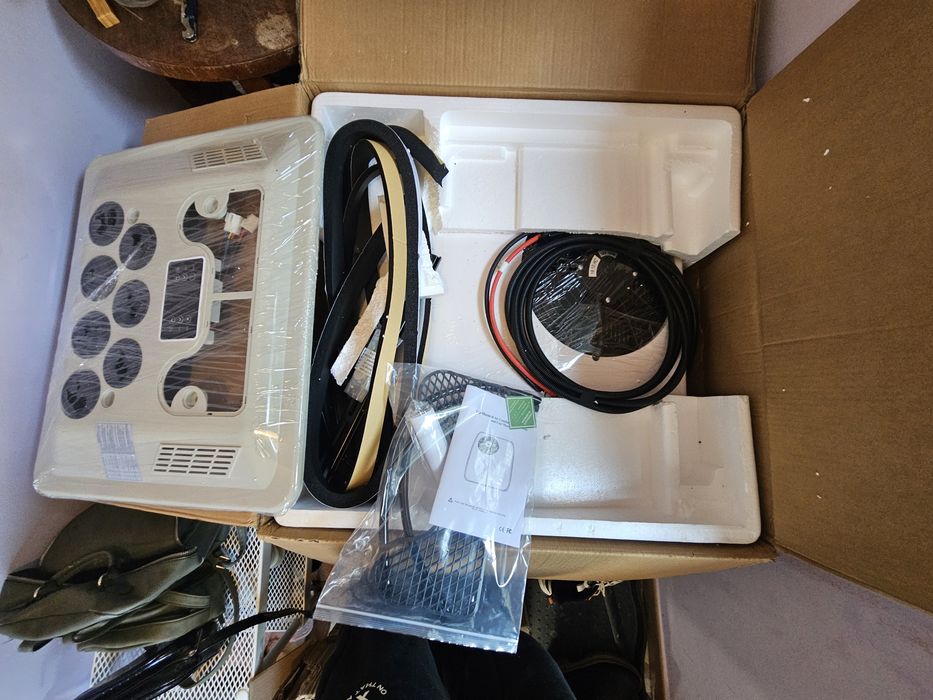 Aer conditionat auto/utilaje/rulota nou in cutie